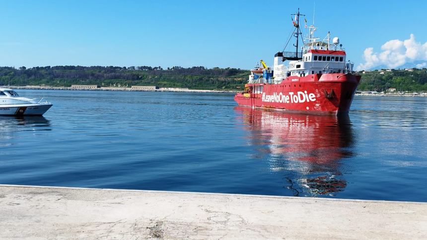 Sbarcano a Ortona 49 migranti salvati dal peschereccio della ong tedesca Sea Eye