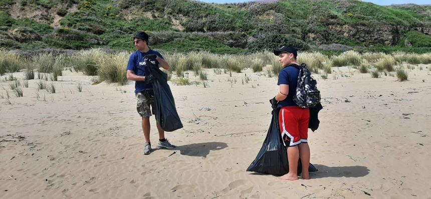 16 sacchi pieni di rifiuti raccolti a Punta Penna grazie a “Plastic free”