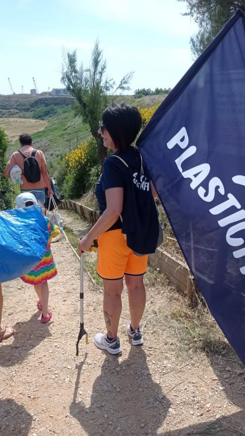 16 sacchi pieni di rifiuti raccolti a Punta Penna grazie a “Plastic free”