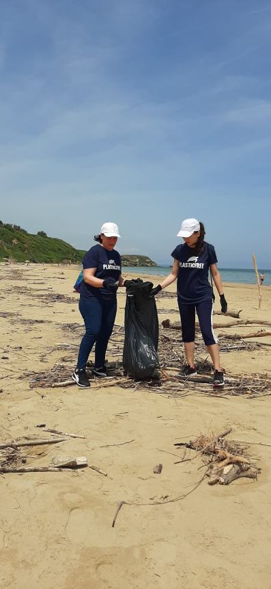 16 sacchi pieni di rifiuti raccolti a Punta Penna grazie a “Plastic free”