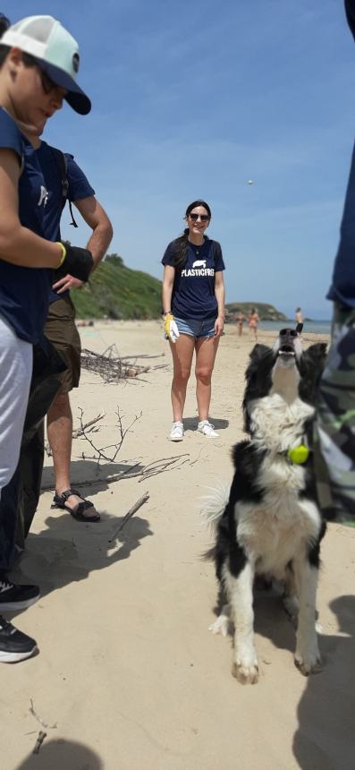 16 sacchi pieni di rifiuti raccolti a Punta Penna grazie a “Plastic free”