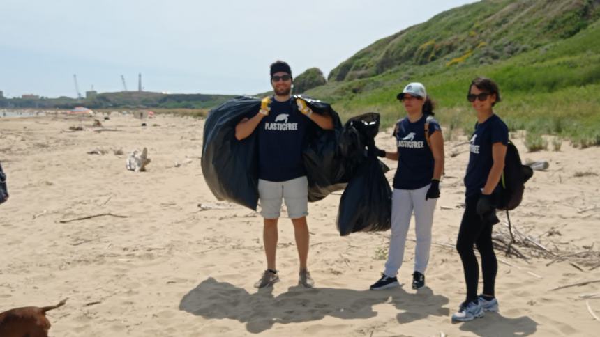 16 sacchi pieni di rifiuti raccolti a Punta Penna grazie a “Plastic free”