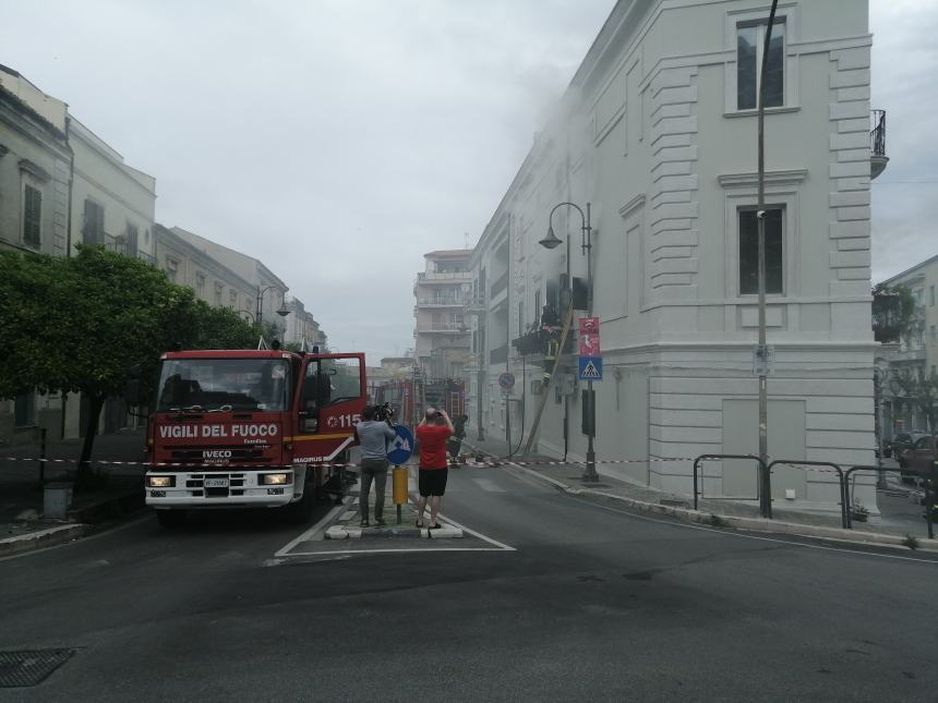 Rogo in un appartamento vicino la villa comunale, donna tratta in salvo dai vigili del fuoco