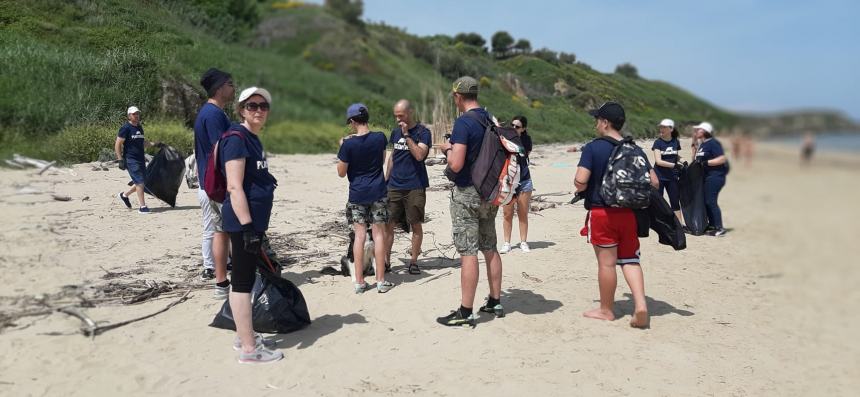 16 sacchi pieni di rifiuti raccolti a Punta Penna grazie a “Plastic free”