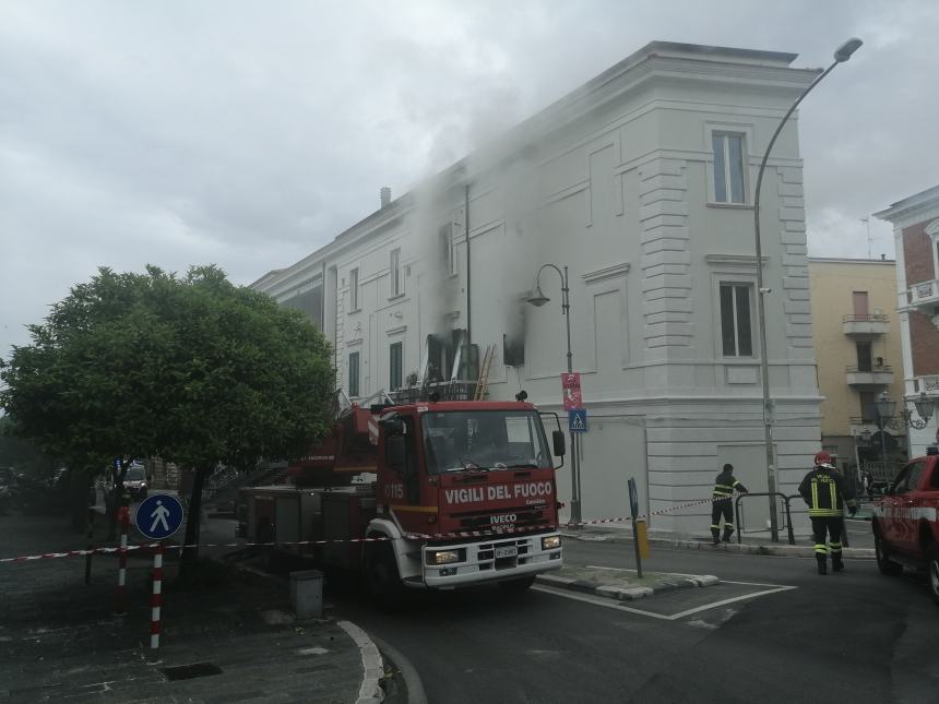 Rogo in un appartamento vicino la villa comunale, donna tratta in salvo dai vigili del fuoco