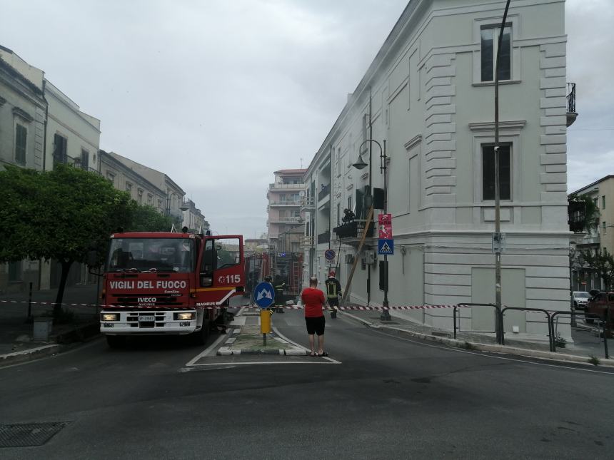 Rogo in un appartamento vicino la villa comunale, donna tratta in salvo dai vigili del fuoco