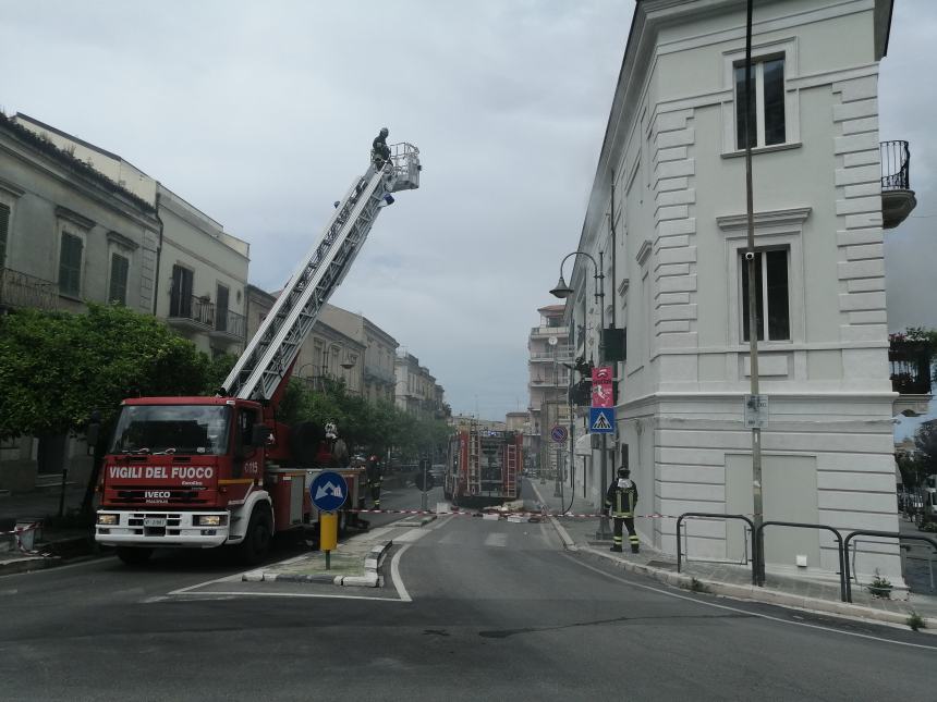 Rogo in un appartamento vicino la villa comunale, donna tratta in salvo dai vigili del fuoco