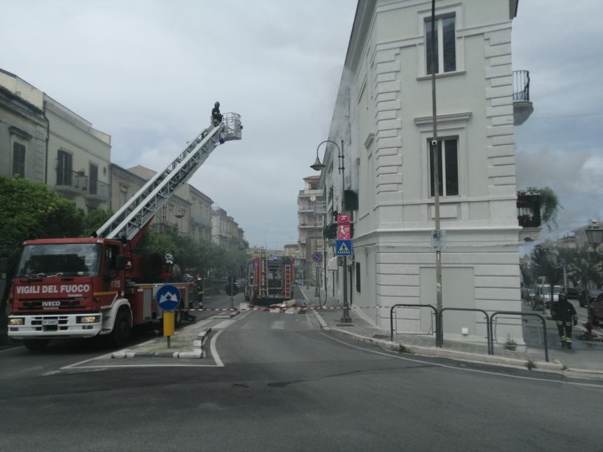 Rogo in un appartamento vicino la villa comunale, donna tratta in salvo dai vigili del fuoco