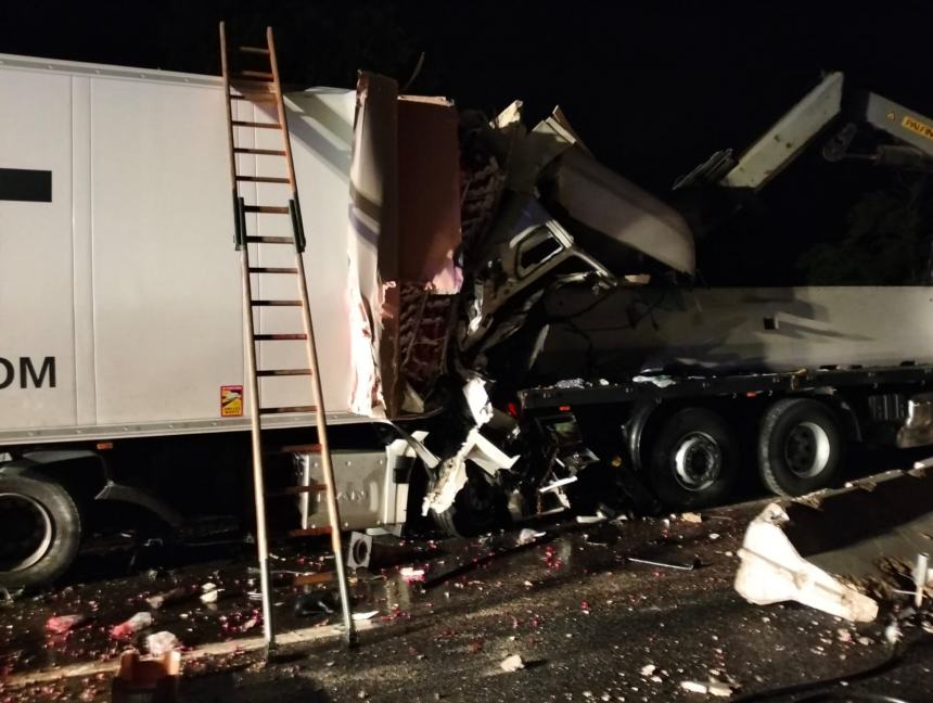 Tir piomba su un cantiere dell'A14 a Val di Sangro, morto il conducente e diversi feriti