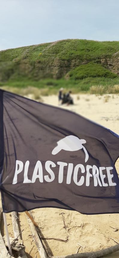 16 sacchi pieni di rifiuti raccolti a Punta Penna grazie a “Plastic free”