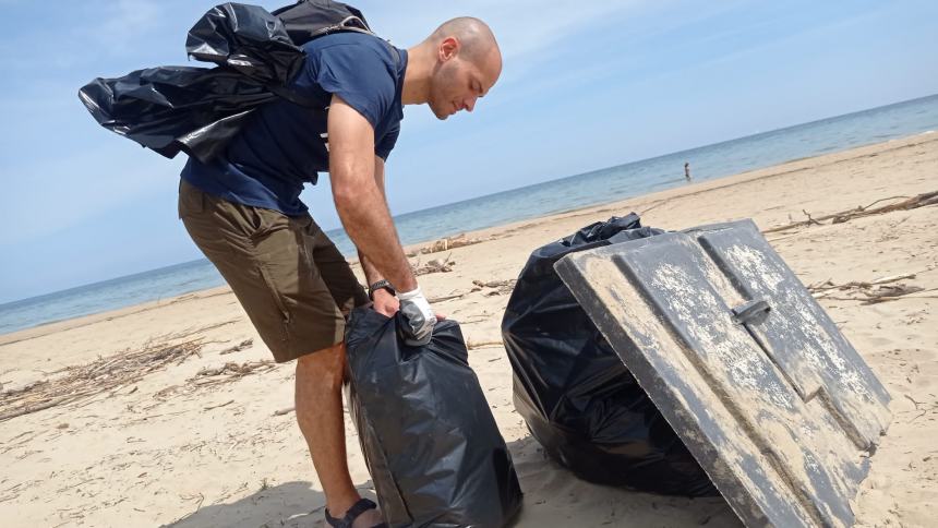 16 sacchi pieni di rifiuti raccolti a Punta Penna grazie a “Plastic free”