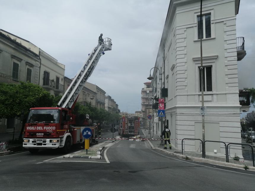 Rogo in un appartamento vicino la villa comunale, donna tratta in salvo dai vigili del fuoco