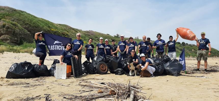 16 sacchi pieni di rifiuti raccolti a Punta Penna grazie a “Plastic free”