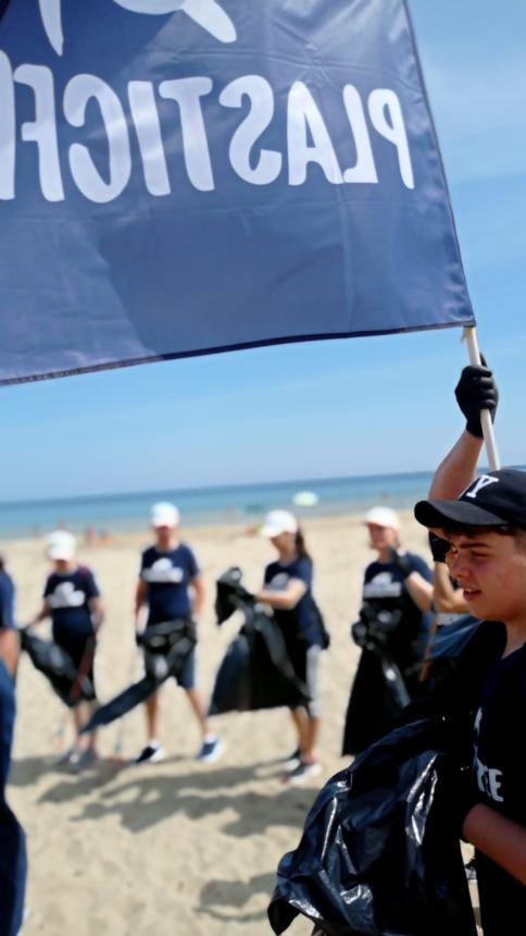 16 sacchi pieni di rifiuti raccolti a Punta Penna grazie a “Plastic free”