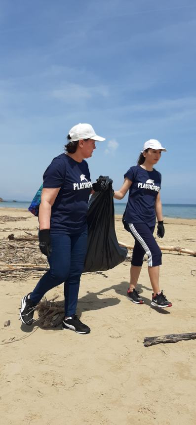 16 sacchi pieni di rifiuti raccolti a Punta Penna grazie a “Plastic free”