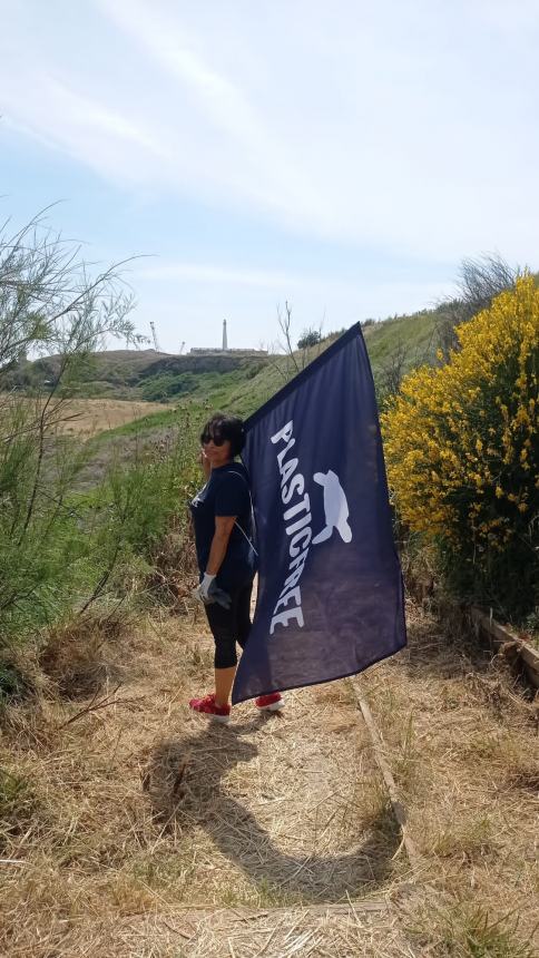 16 sacchi pieni di rifiuti raccolti a Punta Penna grazie a “Plastic free”