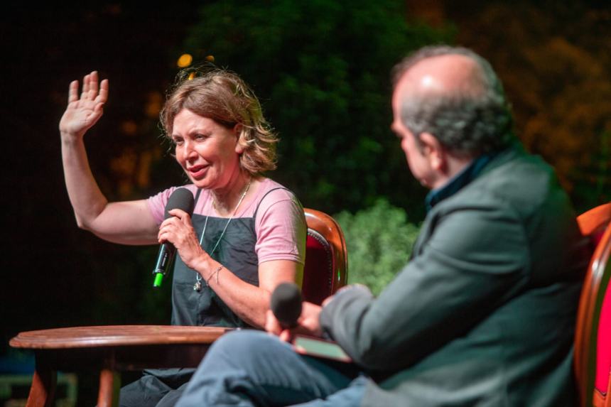 Sabina Guzzanti a Vasto: "La tecnologia isola, ma l'unica forza delle persone comuni è l'unità" 