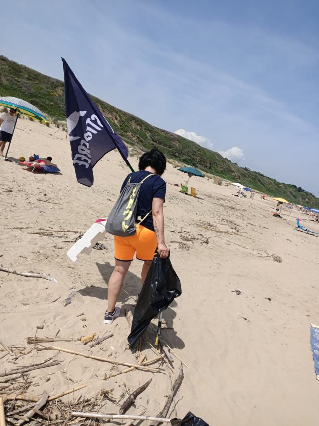 16 sacchi pieni di rifiuti raccolti a Punta Penna grazie a “Plastic free”