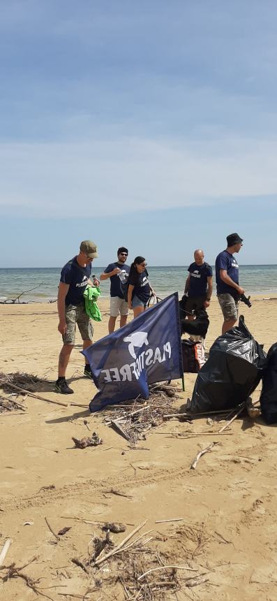 16 sacchi pieni di rifiuti raccolti a Punta Penna grazie a “Plastic free”