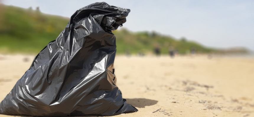 16 sacchi pieni di rifiuti raccolti a Punta Penna grazie a “Plastic free”