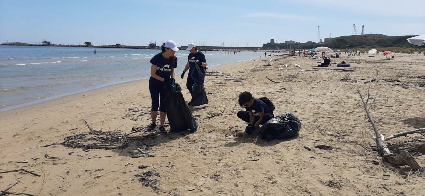 16 sacchi pieni di rifiuti raccolti a Punta Penna grazie a “Plastic free”