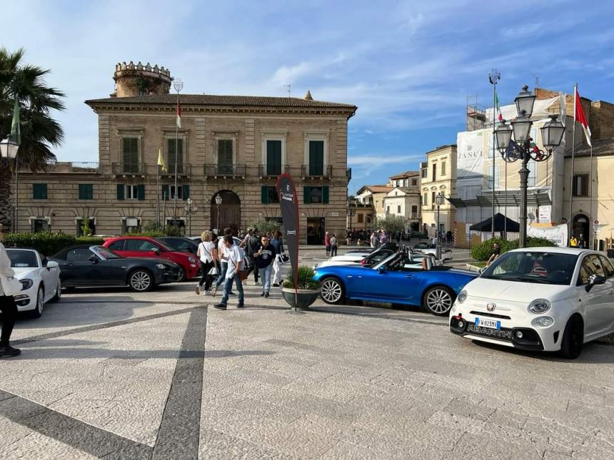 Successo del raduno di auto Abarth "Feel the sound - Vasto '23" in Piazza Rossetti