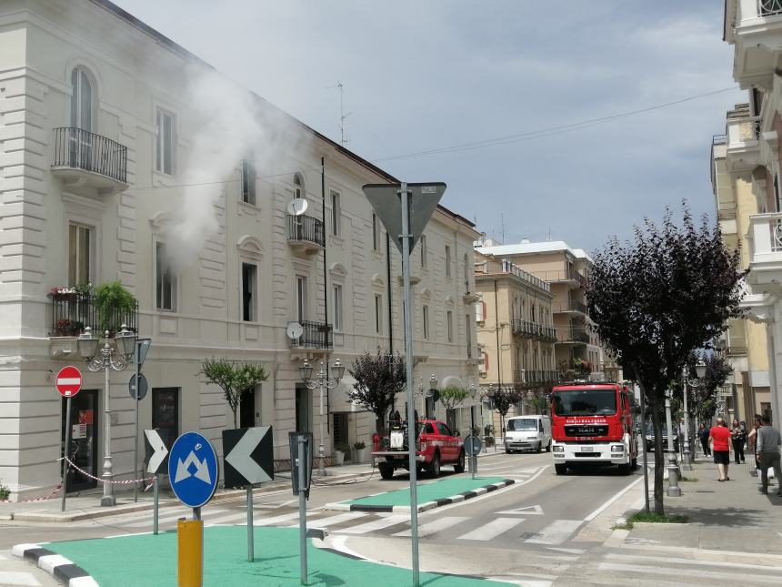 Rogo in un appartamento vicino la villa comunale, donna tratta in salvo dai vigili del fuoco