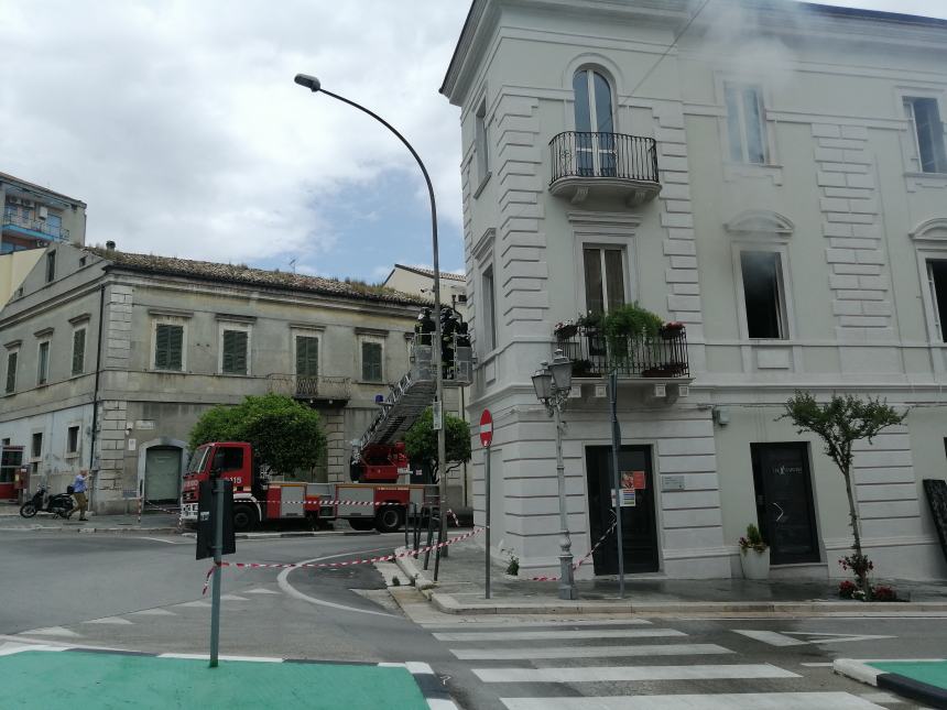 Rogo in un appartamento vicino la villa comunale, donna tratta in salvo dai vigili del fuoco