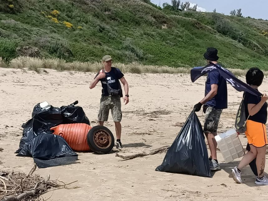 16 sacchi pieni di rifiuti raccolti a Punta Penna grazie a “Plastic free”