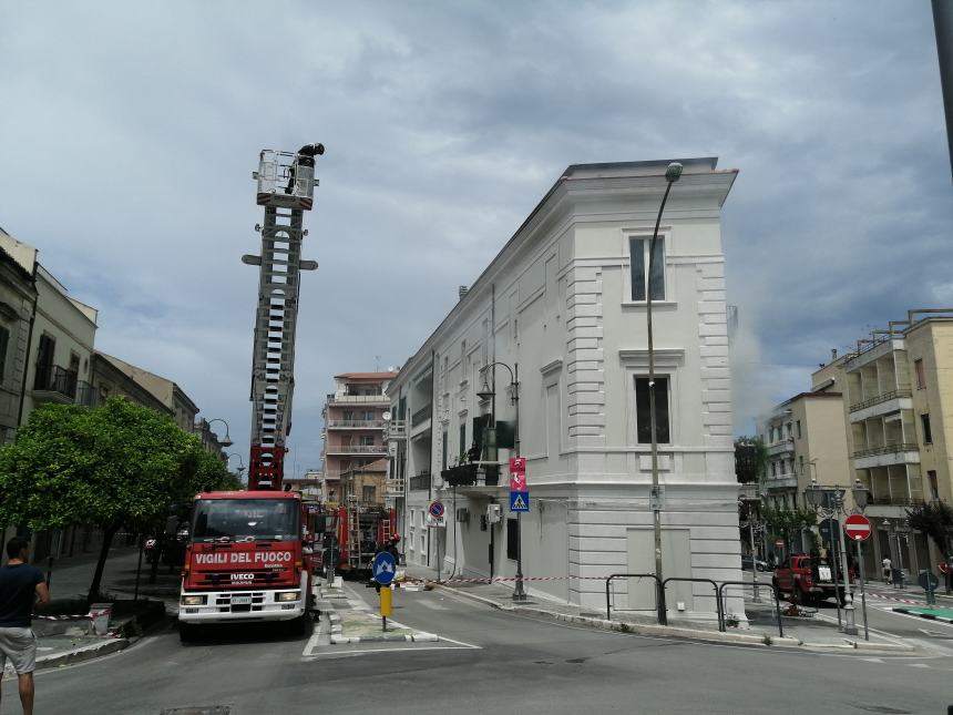 Rogo in un appartamento vicino la villa comunale, donna tratta in salvo dai vigili del fuoco