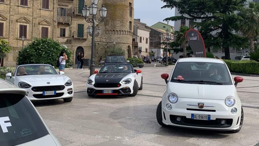 Successo del raduno di auto Abarth "Feel the sound - Vasto '23" in Piazza Rossetti