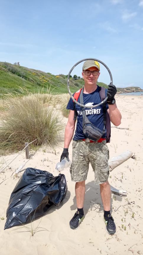 16 sacchi pieni di rifiuti raccolti a Punta Penna grazie a “Plastic free”