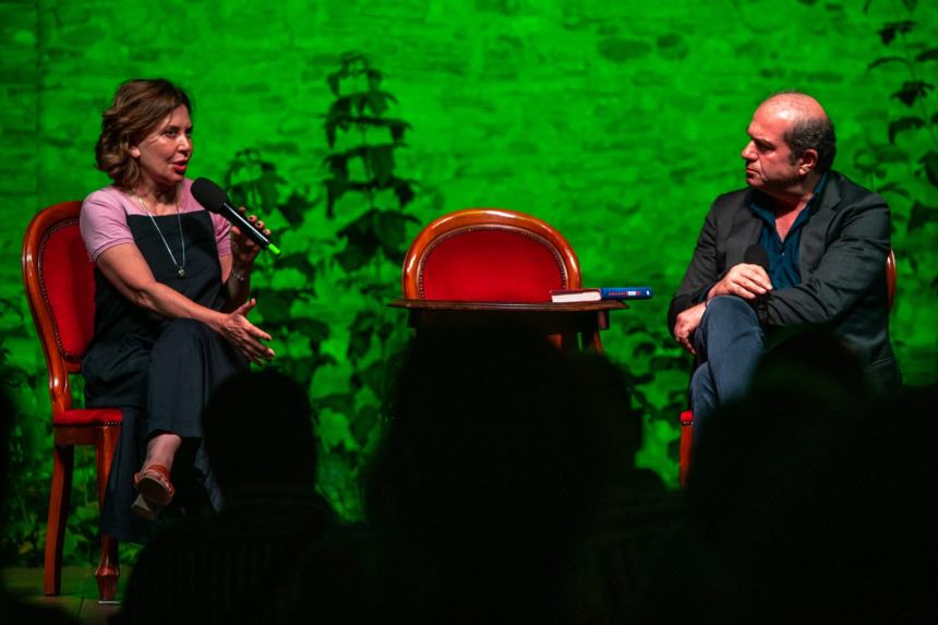 Sabina Guzzanti a Vasto: "La tecnologia isola, ma l'unica forza delle persone comuni è l'unità" 