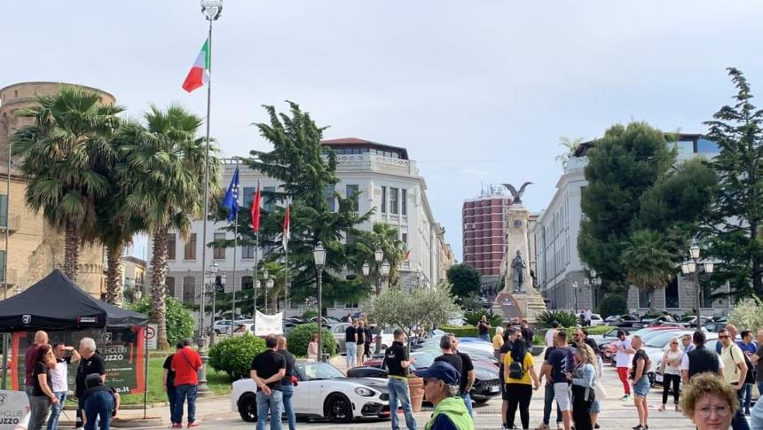 Successo del raduno di auto Abarth "Feel the sound - Vasto '23" in Piazza Rossetti