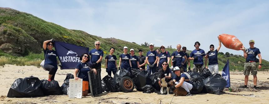 16 sacchi pieni di rifiuti raccolti a Punta Penna grazie a “Plastic free”