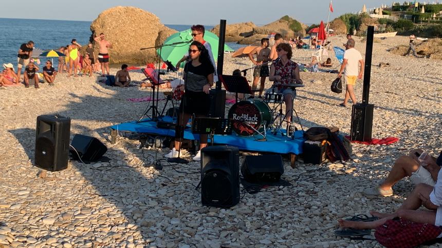 Il trio delle Redblack protagonista con canzoni e balli sulla spiaggia di San Nicola
