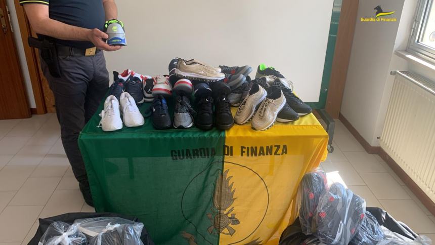 Scarpe sportive contraffatte sequestrate sul lungomare di Vasto Marina