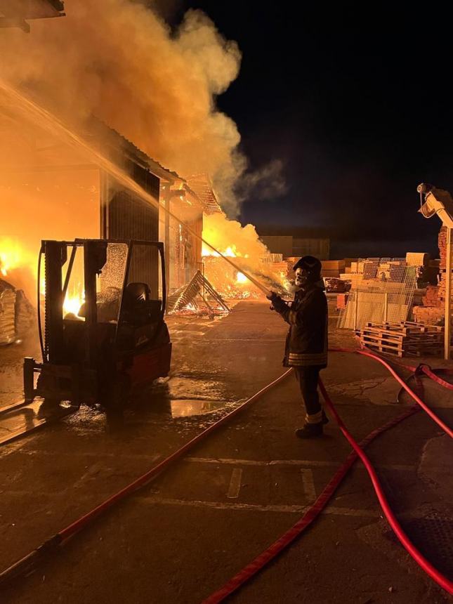 Rogo nella notte alla Tecnopack di San Salvo, in fiamme la pellettatrice nel cortile