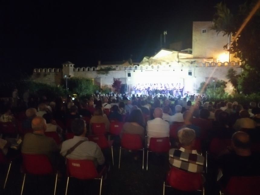 Emozioni ai Giardini d'Avalos grazie al coro "Giacomo Puccini" di Chieti 