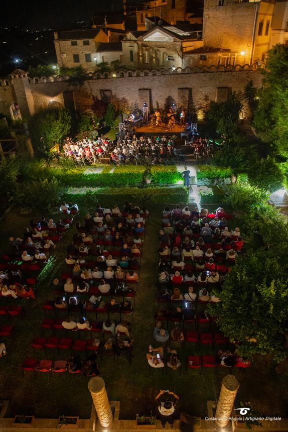 Sold out ai Giardini per la solidarietà a suon di musica grazie a "Un buco nel tetto"