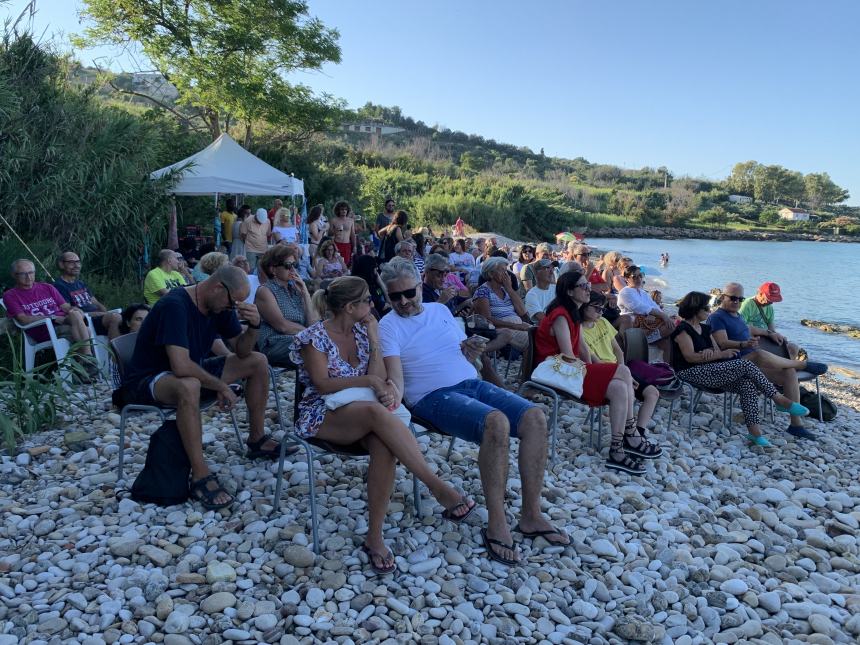 I musicisti  Barbati e la cantante  Paola Ceroli incantano la spiaggia di Casarza a ritmo di blues 