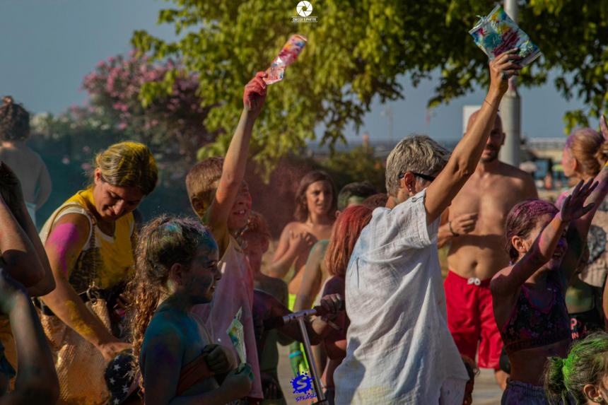 Gioia e divertimento a Vasto Marina con l'Holi Color