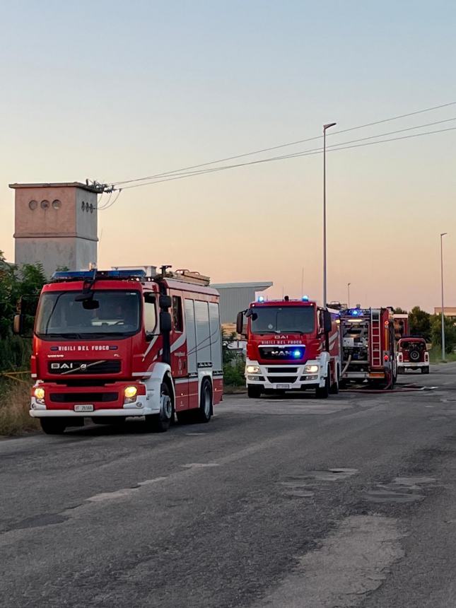 Rogo nella notte alla Tecnopack di San Salvo, in fiamme la pellettatrice nel cortile