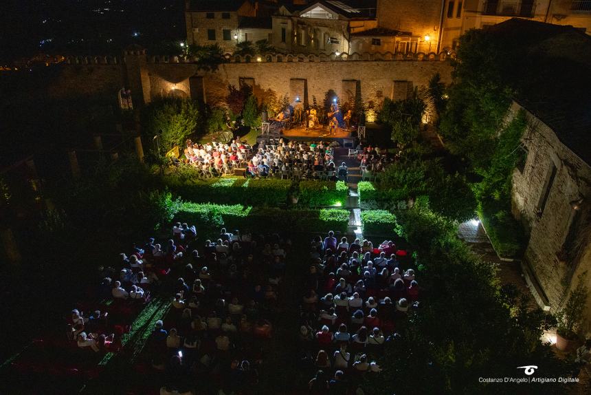 Sold out ai Giardini per la solidarietà a suon di musica grazie a "Un buco nel tetto"