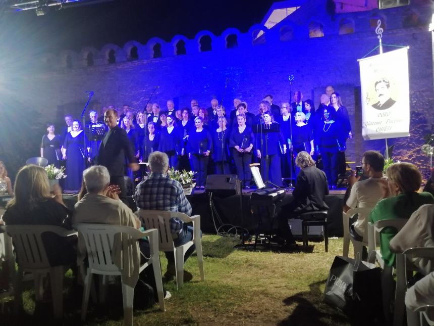 Emozioni ai Giardini d'Avalos grazie al coro "Giacomo Puccini" di Chieti 