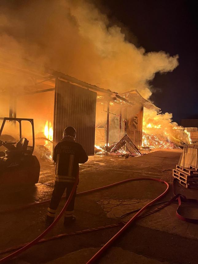 Rogo nella notte alla Tecnopack di San Salvo, in fiamme la pellettatrice nel cortile