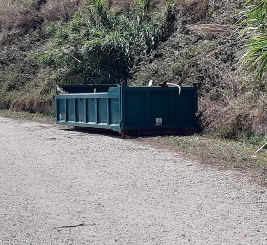 Mezzi in azione nella notte per pulire l’arenile di Punta Penna 