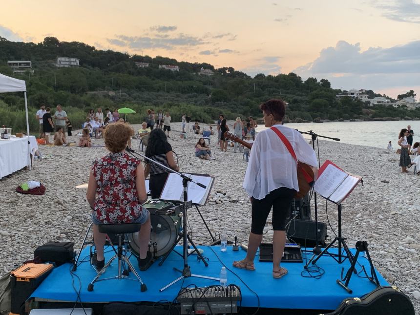 Il trio delle Redblack protagonista con canzoni e balli sulla spiaggia di San Nicola