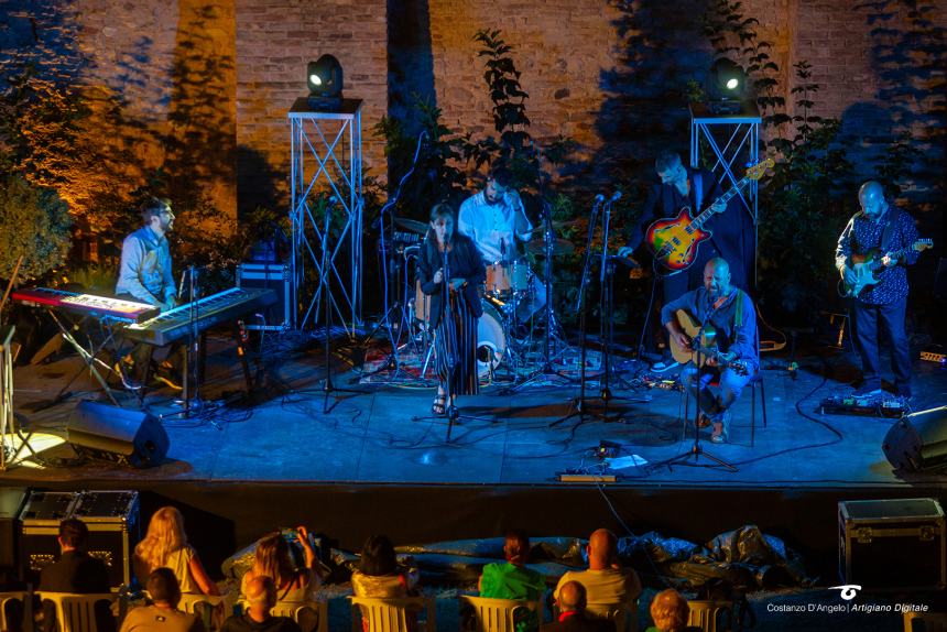 Sold out ai Giardini per la solidarietà a suon di musica grazie a "Un buco nel tetto"