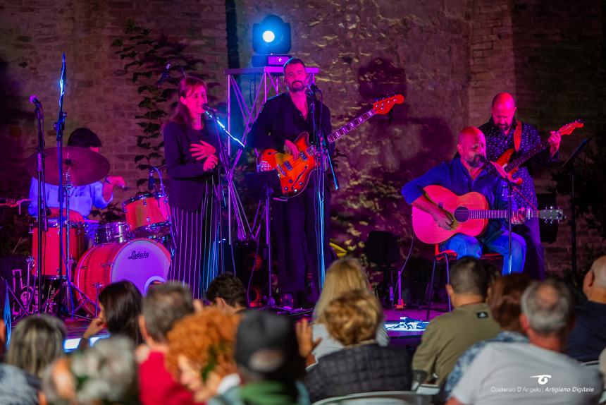 Sold out ai Giardini per la solidarietà a suon di musica grazie a "Un buco nel tetto"